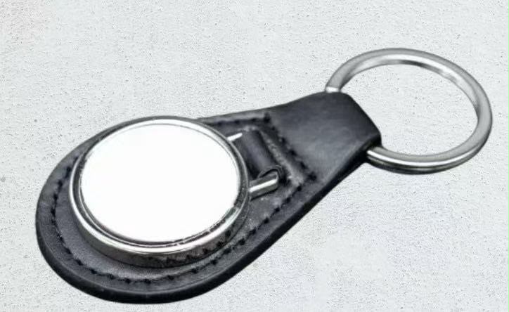 Leather round keyring with metal